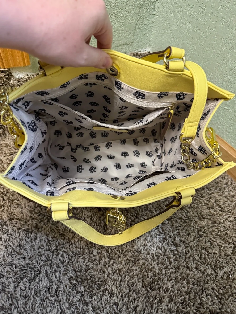 Juicy Couture closure type